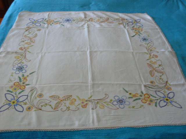 VINTAGE COTTON EMBROIDERED TABLE CLOTH STUNNING WITH HAND CHROCHETED BORDER