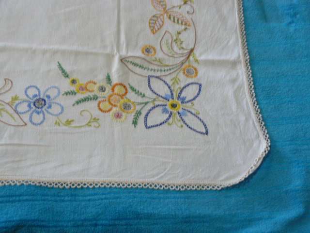 VINTAGE COTTON EMBROIDERED TABLE CLOTH STUNNING WITH HAND CHROCHETED BORDER
