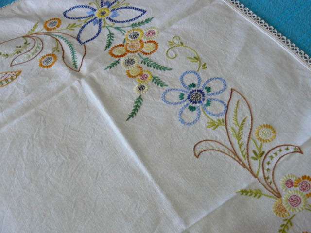 VINTAGE COTTON EMBROIDERED TABLE CLOTH STUNNING WITH HAND CHROCHETED BORDER