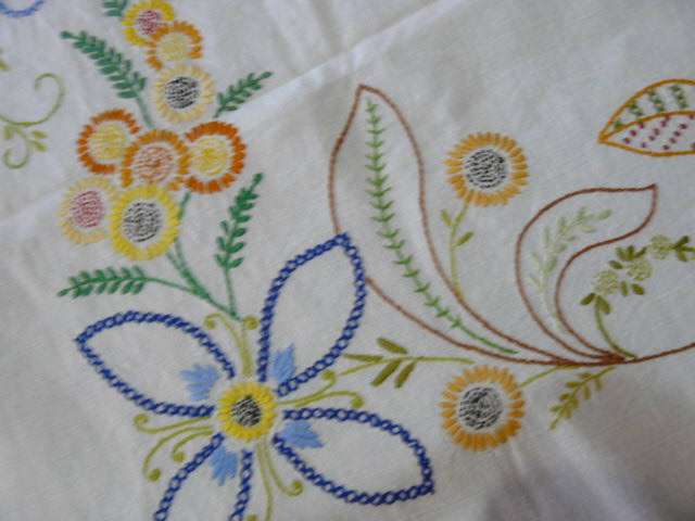 VINTAGE COTTON EMBROIDERED TABLE CLOTH STUNNING WITH HAND CHROCHETED BORDER