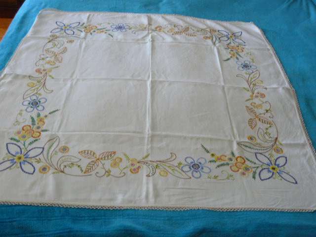 VINTAGE COTTON EMBROIDERED TABLE CLOTH STUNNING WITH HAND CHROCHETED BORDER