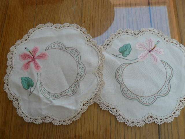 2 ROUND COTTON EMBROIDERED DOILIES