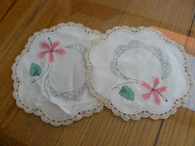 2 ROUND COTTON EMBROIDERED DOILIES