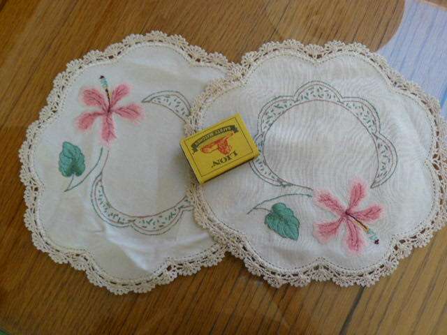 2 ROUND COTTON EMBROIDERED DOILIES