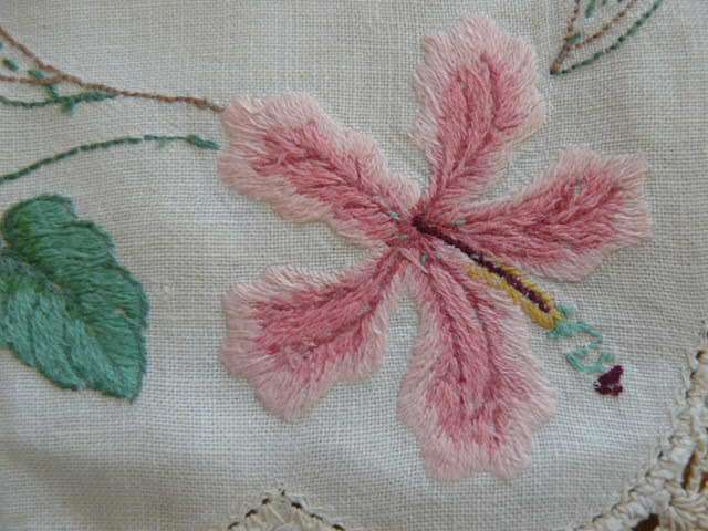 2 ROUND COTTON EMBROIDERED DOILIES