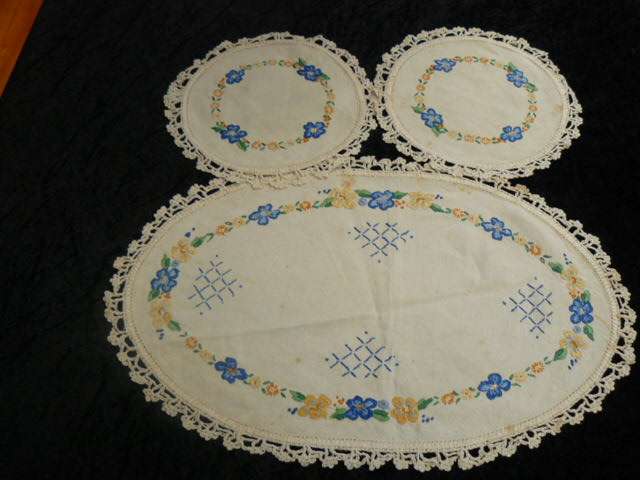 DOILIE SET VINTAGE COTTON EMBROIDERED WITH HAND CROCHETED COTTON BORDER STUNNING