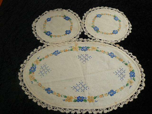 DOILIE SET VINTAGE COTTON EMBROIDERED WITH HAND CROCHETED COTTON BORDER STUNNING