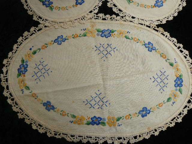 DOILIE SET VINTAGE COTTON EMBROIDERED WITH HAND CROCHETED COTTON BORDER STUNNING