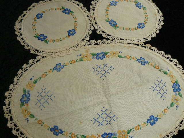 DOILIE SET VINTAGE COTTON EMBROIDERED WITH HAND CROCHETED COTTON BORDER STUNNING