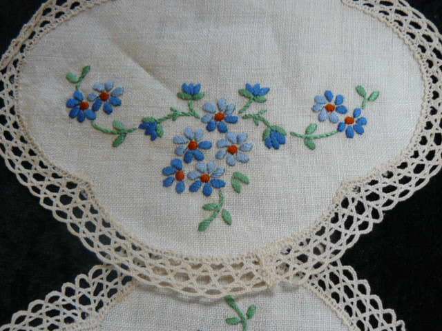 VINTAGE COTTON EMBROIDERED DOILIES WITH HAND CROCHETED EDGE X2