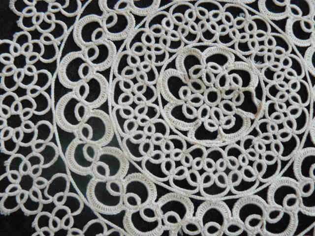 TATTING DOILIE