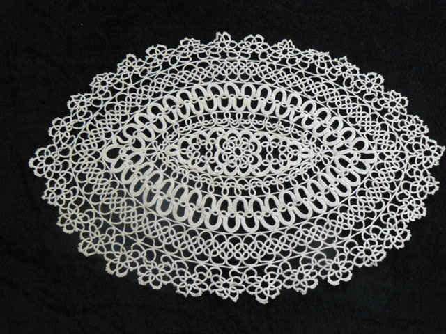 TATTING DOILIE 42 X 28 CM