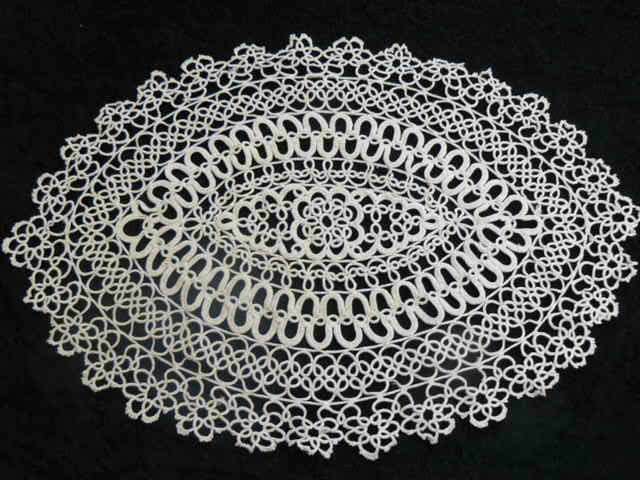 TATTING DOILIE 42 X 28 CM