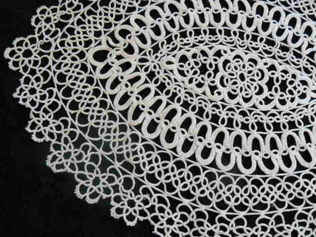 TATTING DOILIE 42 X 28 CM