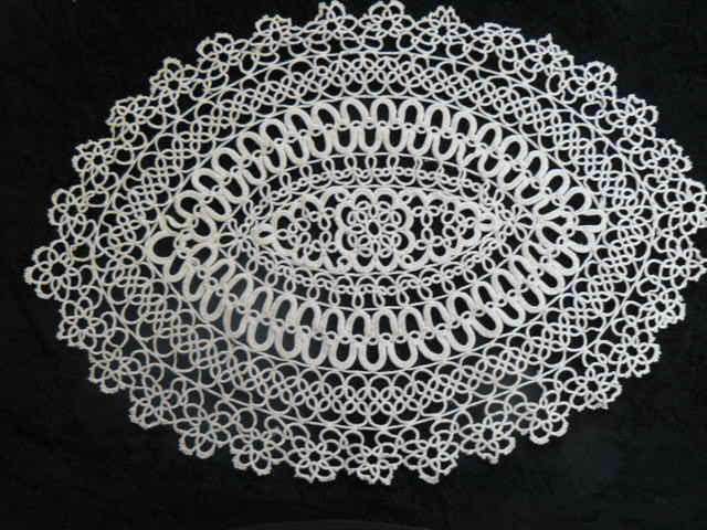 TATTING DOILIE 42 X 28 CM