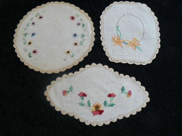 VINTAGE COTTON EMBROIDERED DOILIES WITH HAND CROCHETER COTTON EDGE