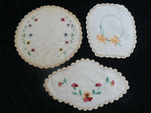 VINTAGE COTTON EMBROIDERED DOILIES WITH HAND CROCHETER COTTON EDGE