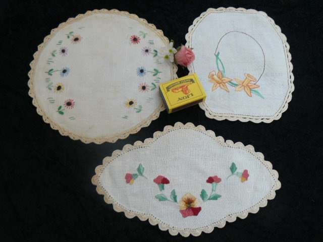 VINTAGE COTTON EMBROIDERED DOILIES WITH HAND CROCHETER COTTON EDGE
