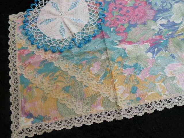 VINTAGE COTTON TRAY CLOTH EMBROIDERED AND NAPPKIN