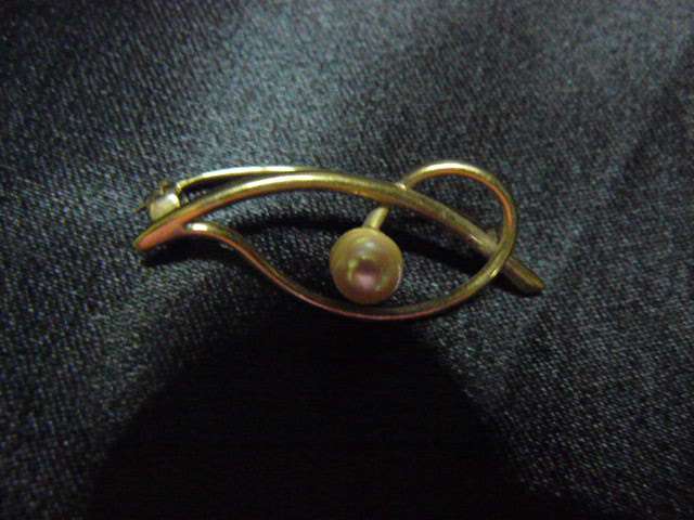 BROOCH GOLD TONED WITH PEARL