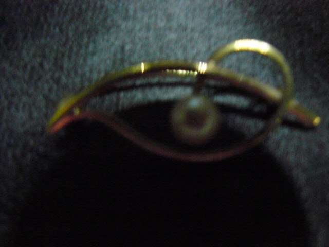 BROOCH GOLD TONED WITH PEARL
