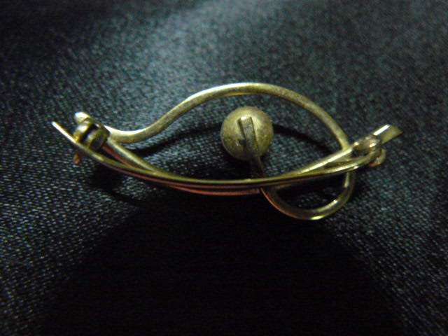 BROOCH GOLD TONED WITH PEARL