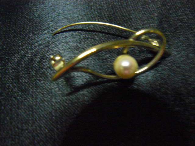 BROOCH GOLD TONED WITH PEARL