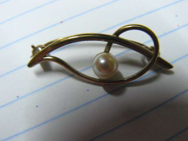 BROOCH GOLD TONED WITH PEARL