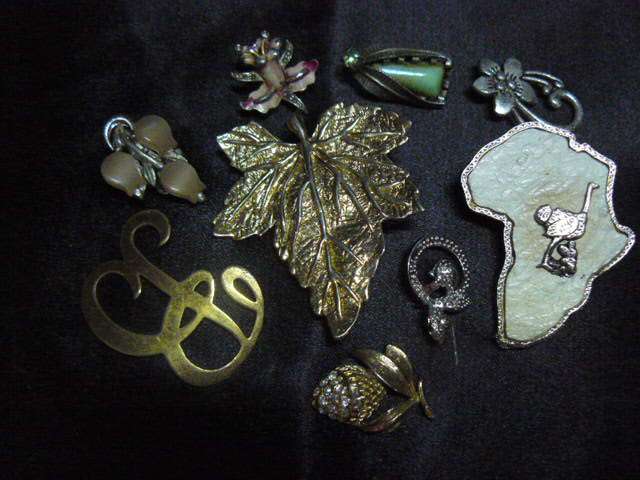 ODDS AND ENDS OF SOME FOULTY JEWELERY - MAYBE FOR SSCRAP BOOKING ETS
