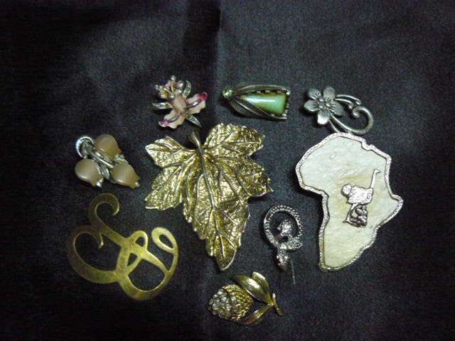 ODDS AND ENDS OF SOME FOULTY JEWELERY - MAYBE FOR SSCRAP BOOKING ETS