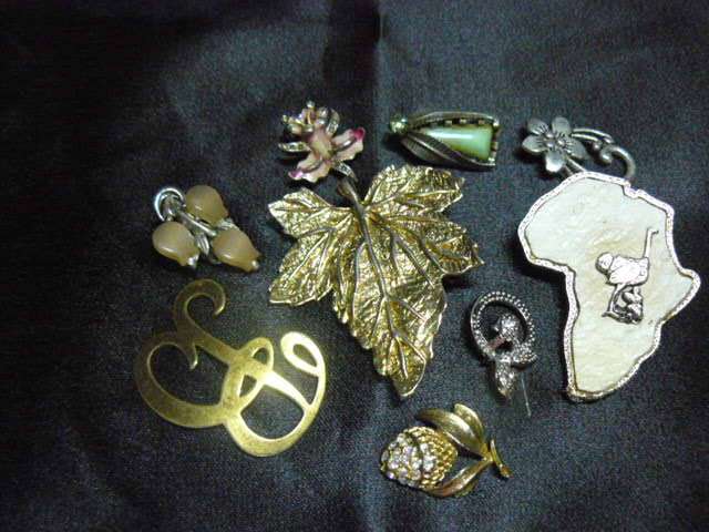 ODDS AND ENDS OF SOME FOULTY JEWELERY - MAYBE FOR SSCRAP BOOKING ETS