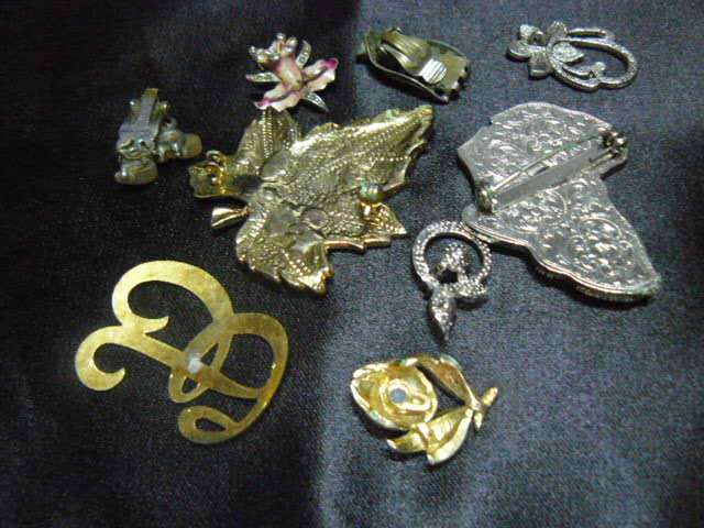 ODDS AND ENDS OF SOME FOULTY JEWELERY - MAYBE FOR SSCRAP BOOKING ETS