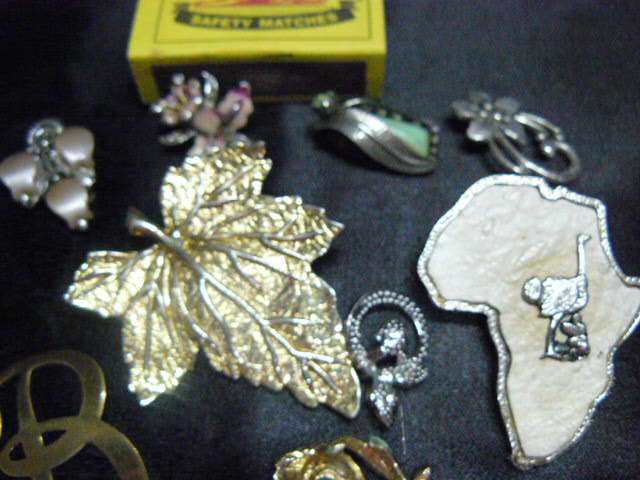 ODDS AND ENDS OF SOME FOULTY JEWELERY - MAYBE FOR SSCRAP BOOKING ETS