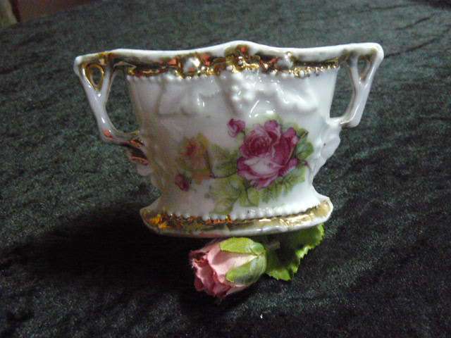VASE CERAMIC HAND PAINTED WITH GOLD TRIMINGS