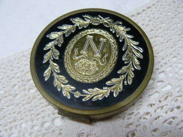 COLLECTABLE ELIZABETH ARDEN COMPACT