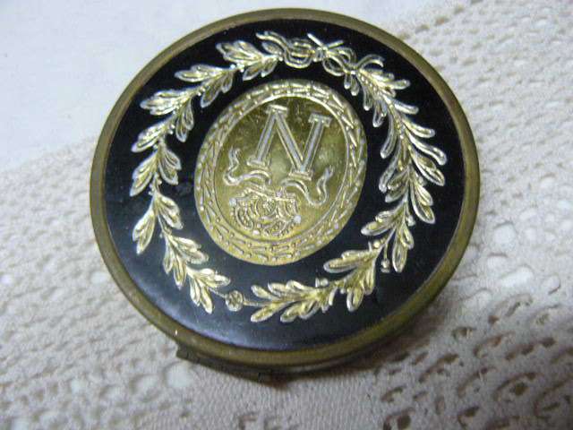 COLLECTABLE ELIZABETH ARDEN COMPACT