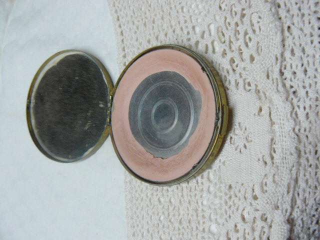 COLLECTABLE ELIZABETH ARDEN COMPACT