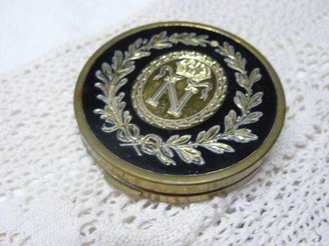COLLECTABLE ELIZABETH ARDEN COMPACT