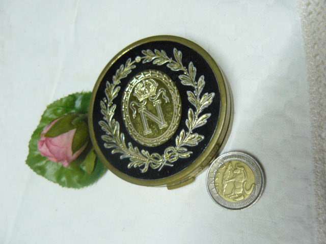 COLLECTABLE ELIZABETH ARDEN COMPACT