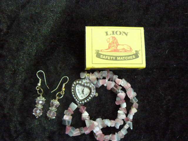 QUARTS LADYES WATCH WITH SEMI PRECIOUS STONES WITH ARRINGS TO MATCH