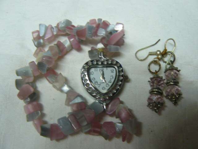 QUARTS LADYES WATCH WITH SEMI PRECIOUS STONES WITH ARRINGS TO MATCH