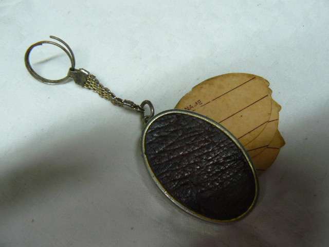 VINTAGE LEATHER ADDRESS BOOK  - KEY RING NTERESTING