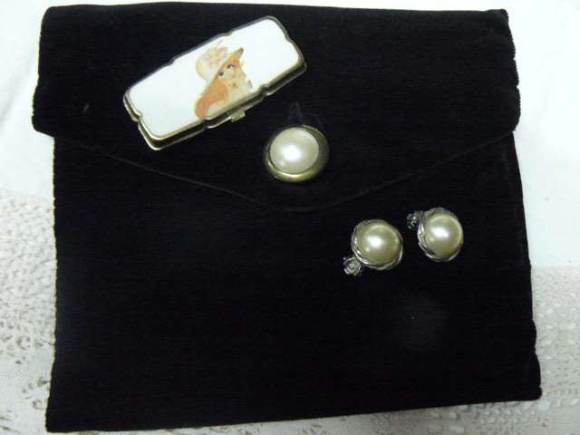 VELVET CUTCH BAG ALMOST NEW WITH MATCHING PEARL EARRINGS AND A PILL BOX !!!