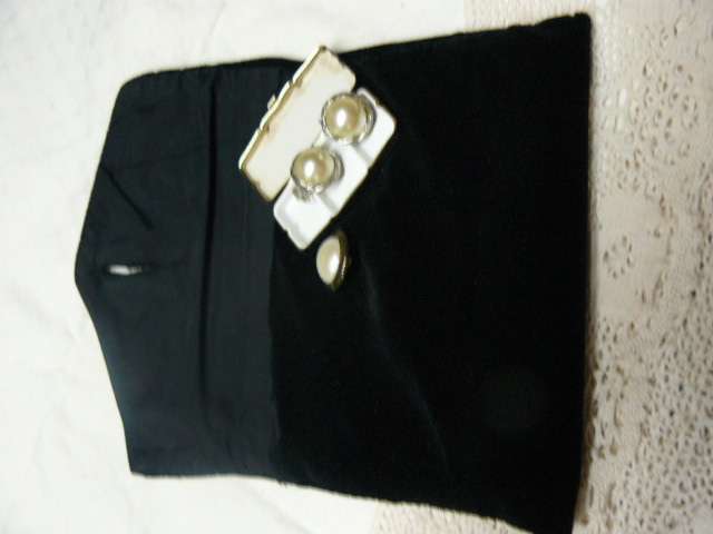 VELVET CUTCH BAG ALMOST NEW WITH MATCHING PEARL EARRINGS AND A PILL BOX !!!