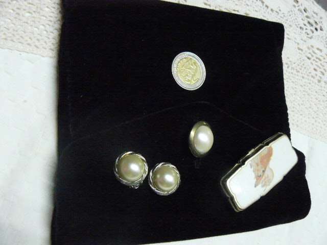 VELVET CUTCH BAG ALMOST NEW WITH MATCHING PEARL EARRINGS AND A PILL BOX !!!