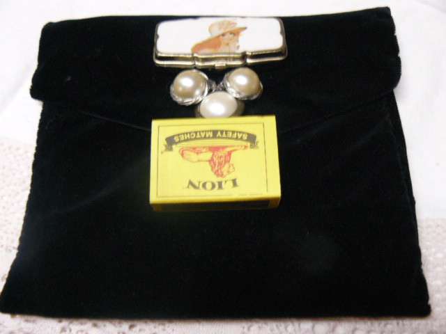VELVET CUTCH BAG ALMOST NEW WITH MATCHING PEARL EARRINGS AND A PILL BOX !!!