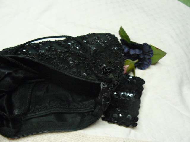 BLACK SEQUENCE VINTAGE CLUTCH BAG WITH MATCHING STRETCH WRIST BAND