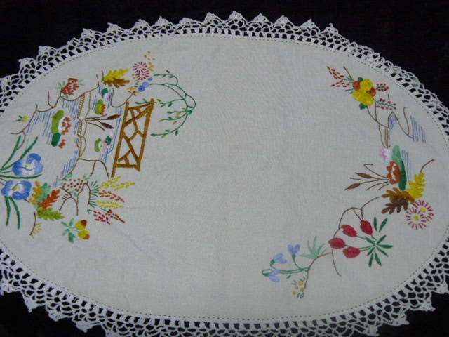 VINTAGE COTTON EMBROIDERED DOILIE