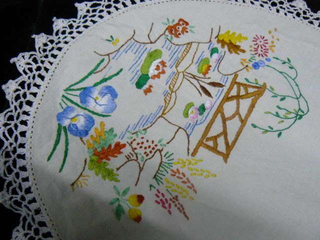 VINTAGE COTTON EMBROIDERED DOILIE