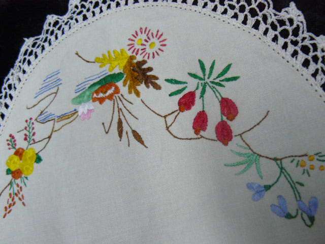 VINTAGE COTTON EMBROIDERED DOILIE